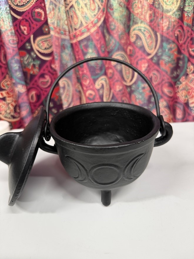 Iron Triple Moon Cauldron JL981